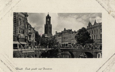 600793 Gezicht op de Oudegracht Weerdzijde te Utrecht met op de voorgrond de Bakkerbrug en op de achtergrond de Domtoren.